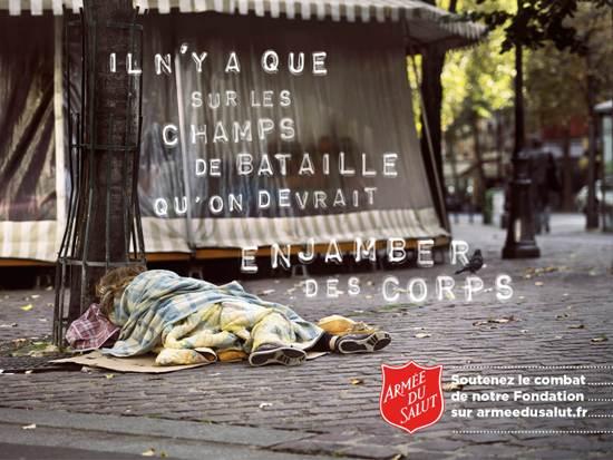 Armée du Salut campagne publicitaire femme sans abri allongée 