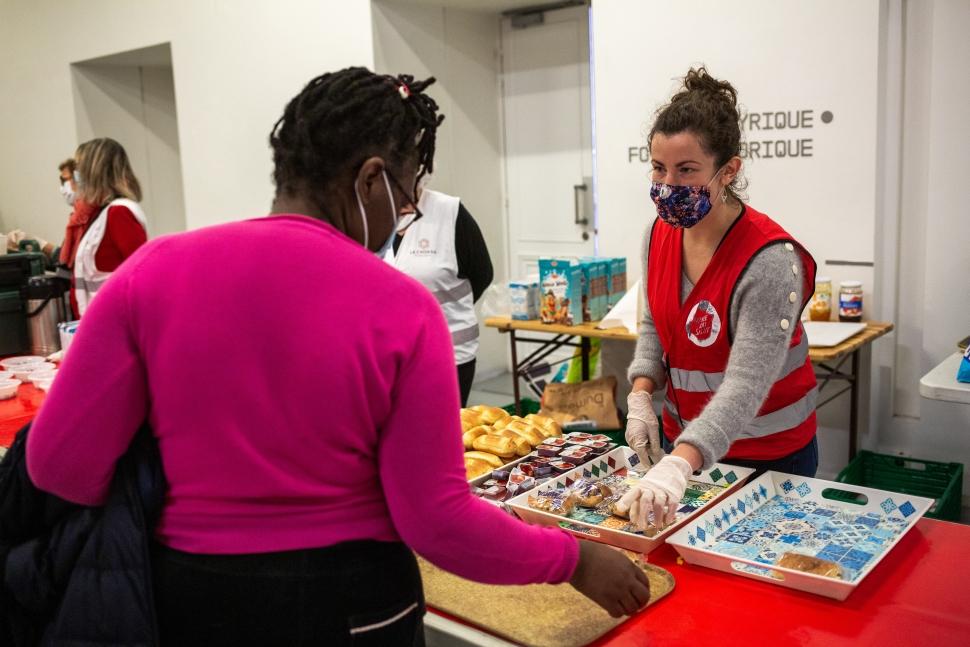 Aide alimentaire été Nice Sud de la France Covid pauvreté femmes isolées SDF sans logement