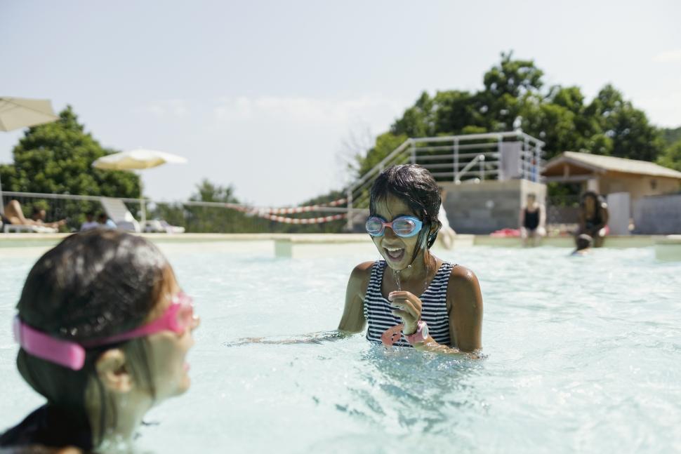 Vacances été piscine enfants familles modestes solidarité évasion exclusion logement précarité