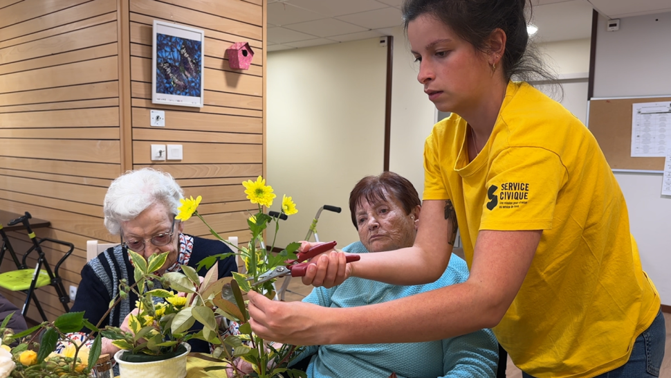 Service civique solidarité seniors : une génération en action contre l'isolement des personnes âgées