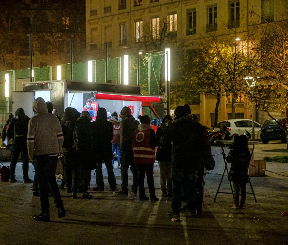 Des bénévole de l'Armée du Salut servent à Lyon des repas du Foodtruck