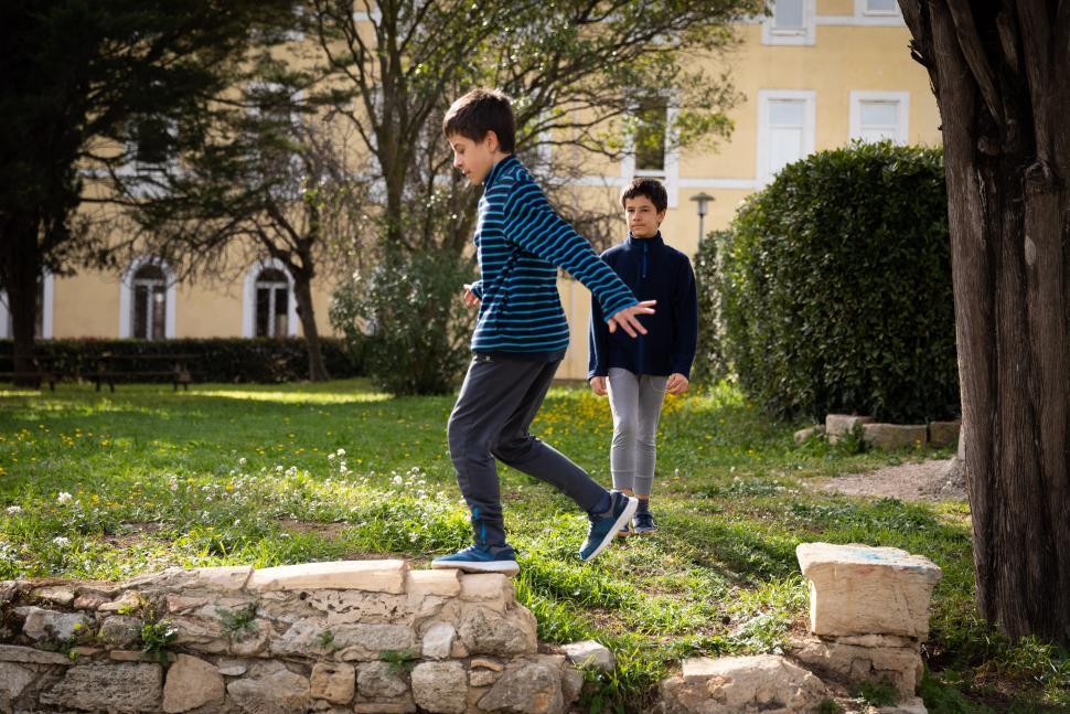 Des jeunes de l'Institut Nazareth à Montpellier jouent sur un muret