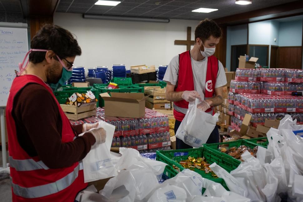 Paniers-repas et kits d’hygiène distribués à Paris