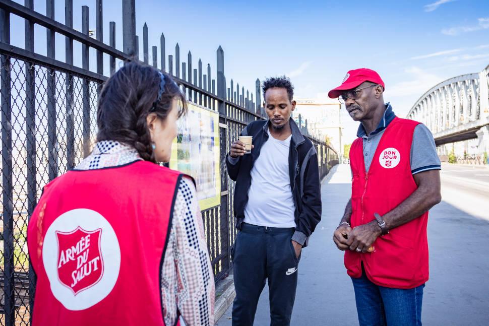 Les équipes de la maraude Bonjour avec un SDF