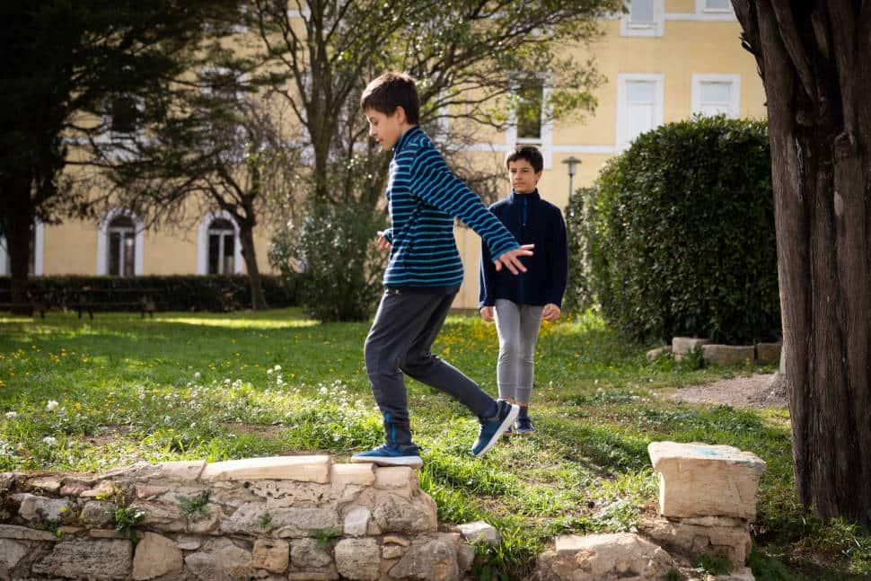 deux enfants accompagnés de l'Itep de Montpellier de l'Armée du Salut jouent dans le parc
