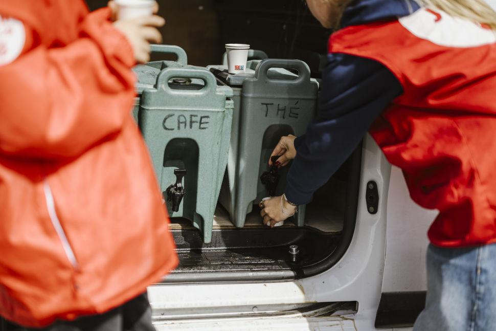 Des bénévoles de l'Armée du Salut distribuent des boissons chaudes lors d'une maraude