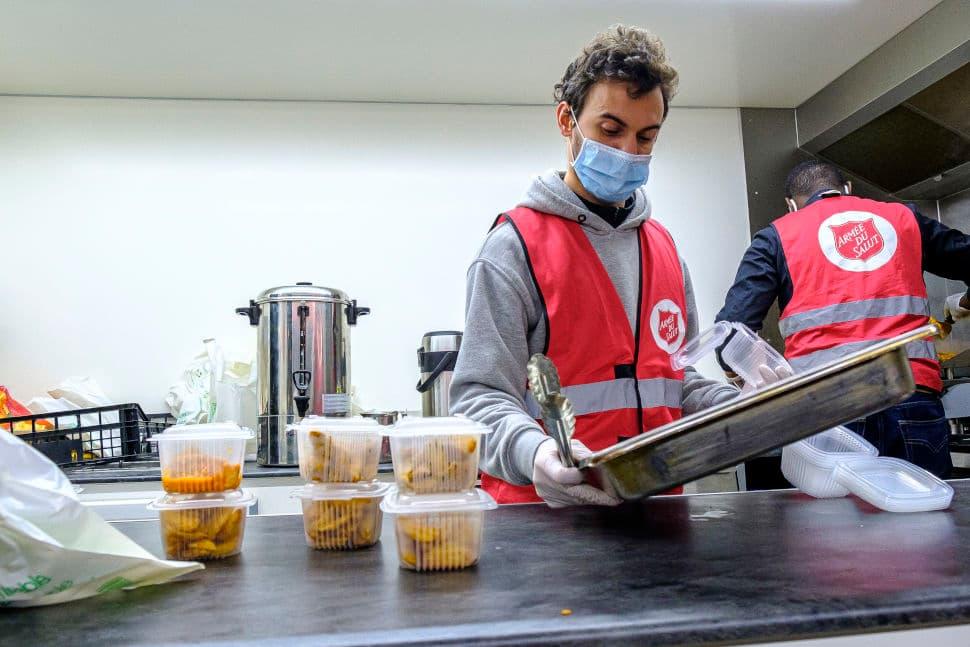 Des bénévole de l'Armée du Salut servent à Lyon des repas du Foodtruck 