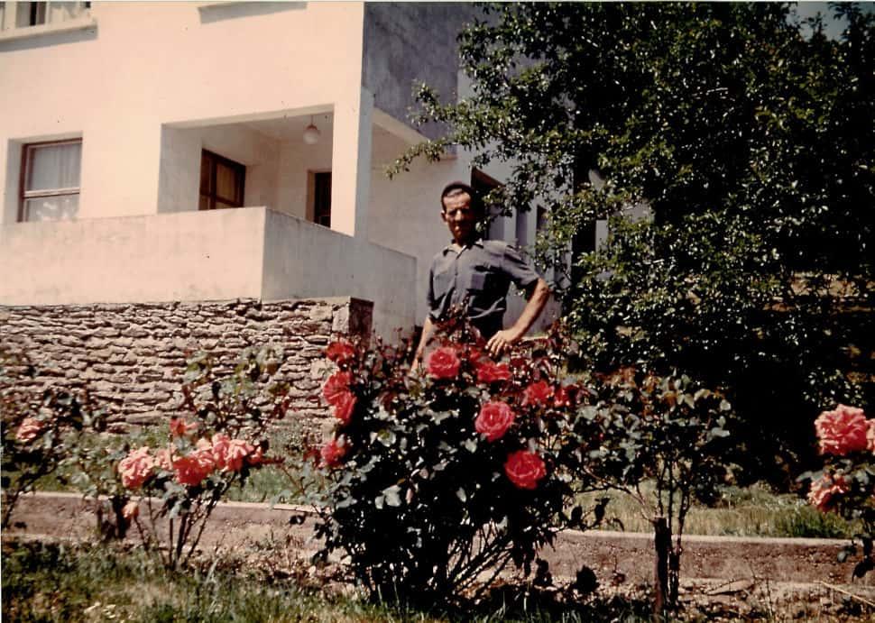 Monsieur Pierre devant sa maison à Chausse en 1966