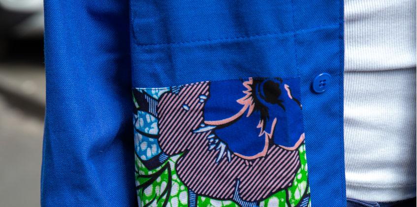 Veste bleue upcyclée par l'atelier d'insertion couture de la Cité de Refuge