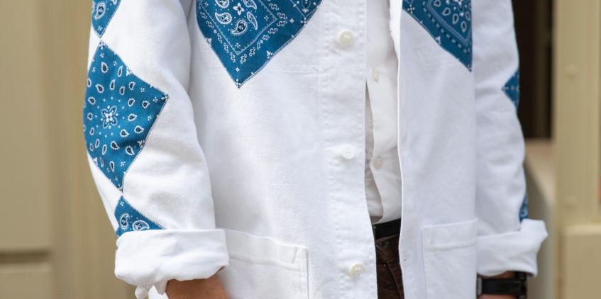 Veste bleue et blanche homme upcyclée par l'atelier d'insertion couture de la Cité de Refuge