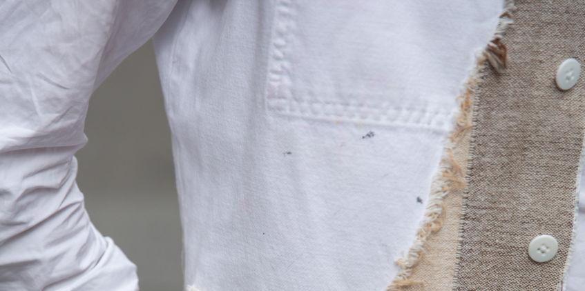 Veste blanche homme upcyclée par l'atelier d'insertion couture de la Cité de Raefuge