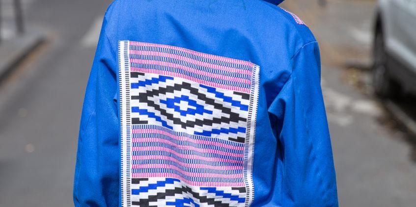 Dos de la veste femme bleue upcyclée par l'atelier d'insertion couture de la Cité de Refuge