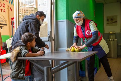 Distribution de panier-repas à l'épicerie solidaire de l'Armée du Salut, à Marseille