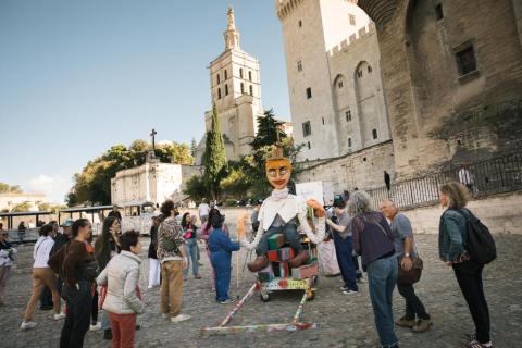 La déambulation du collectif "Pose ta pierre !" durant le festival "C'est pas du luxe" Ã  Avignon.