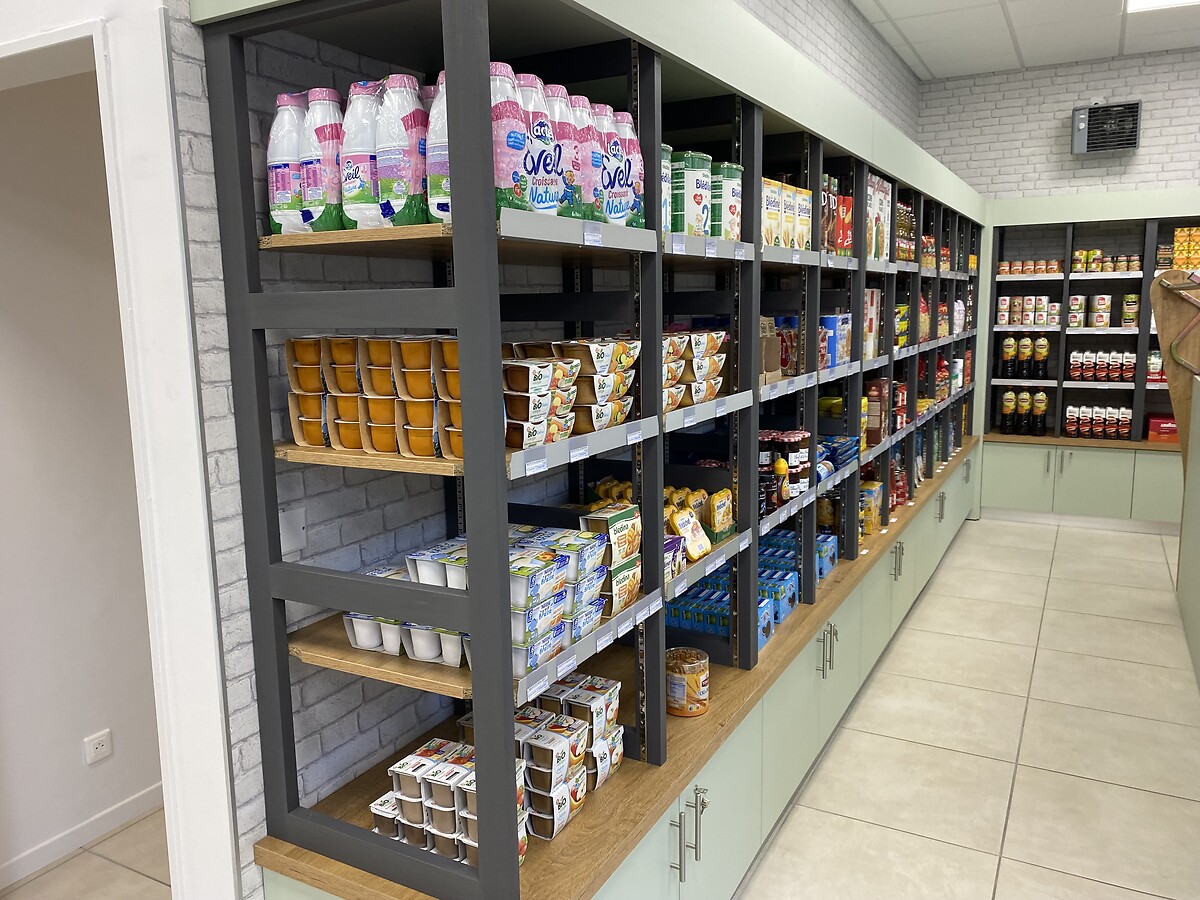 Ouverte depuis le 1er aout, l'épicerie sociale et solidaire de l'Armée du Salut à Belfort, sur 135 M2 ouverte du lundi au vendredi, propose des denrées alimentaires, produits d'hygiène à un public défavorisée, mais elle est ouverte à tous.