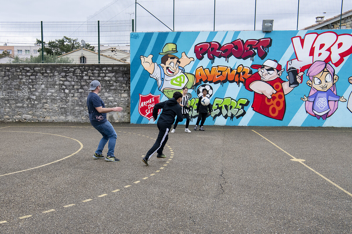 Match de foot, lors de la médiation sport avec Julien Hoebrechts, éducateur scolaire, Mourad Azzeddine (en fond), Ilyès Harouat (survetement noir)et Miehigan Osta Colpin (maillot rayé).