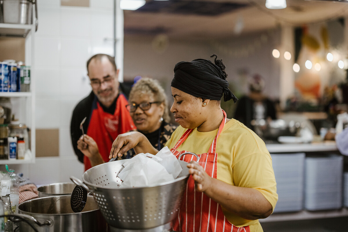 De gauche à droite : Didier Parcollet, Marylin Naimi et Aminata Karamoko participent à l'atelier cuisine lors de la fête de Noel, organisée à la Cocotte, à Paris, jeudi 19 décembre 2024.