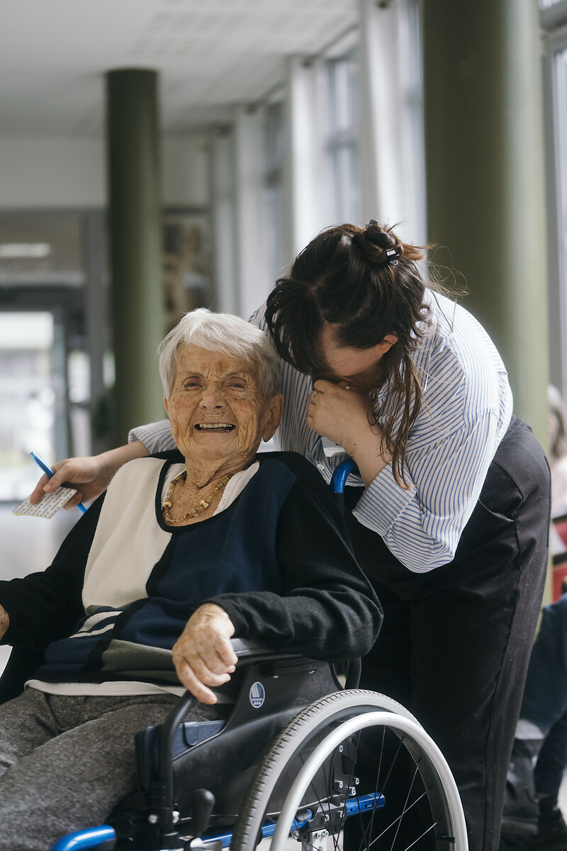 MME COURTIEU, Élodie Seignard en conversation dans les couloirs de la Maison de retraite Protestante