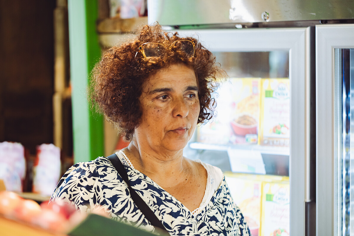 Mme Rokia Berkane se rend à l'épicerie social du Marché des Sages quasiment quotidiennement. Elle fait partie de la centaine de familles autorisées à s'y rendre. La plupart vivent dans le quartier.