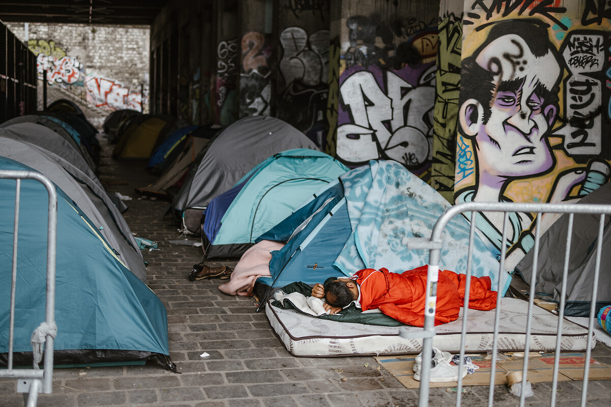 Un homme sans abri dort lors d'une maraude de l'Armée du salut dans les rues Paris, lundi 01 juillet 2024.