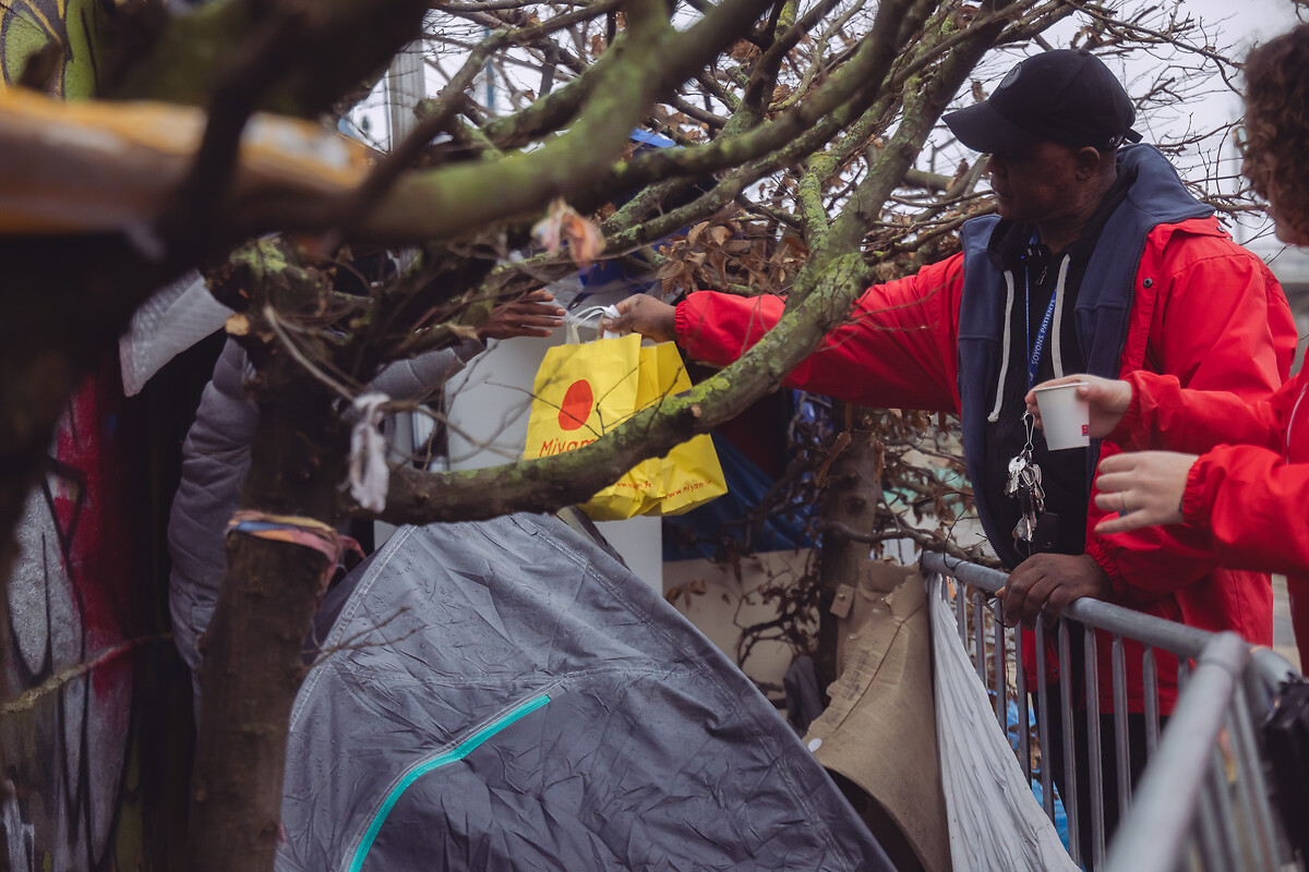 L'Armée du Salut à Paris pendant l'hiver en février 2025. Le coordinateur Joël Boisne et la bénévole Coline Thuillier d