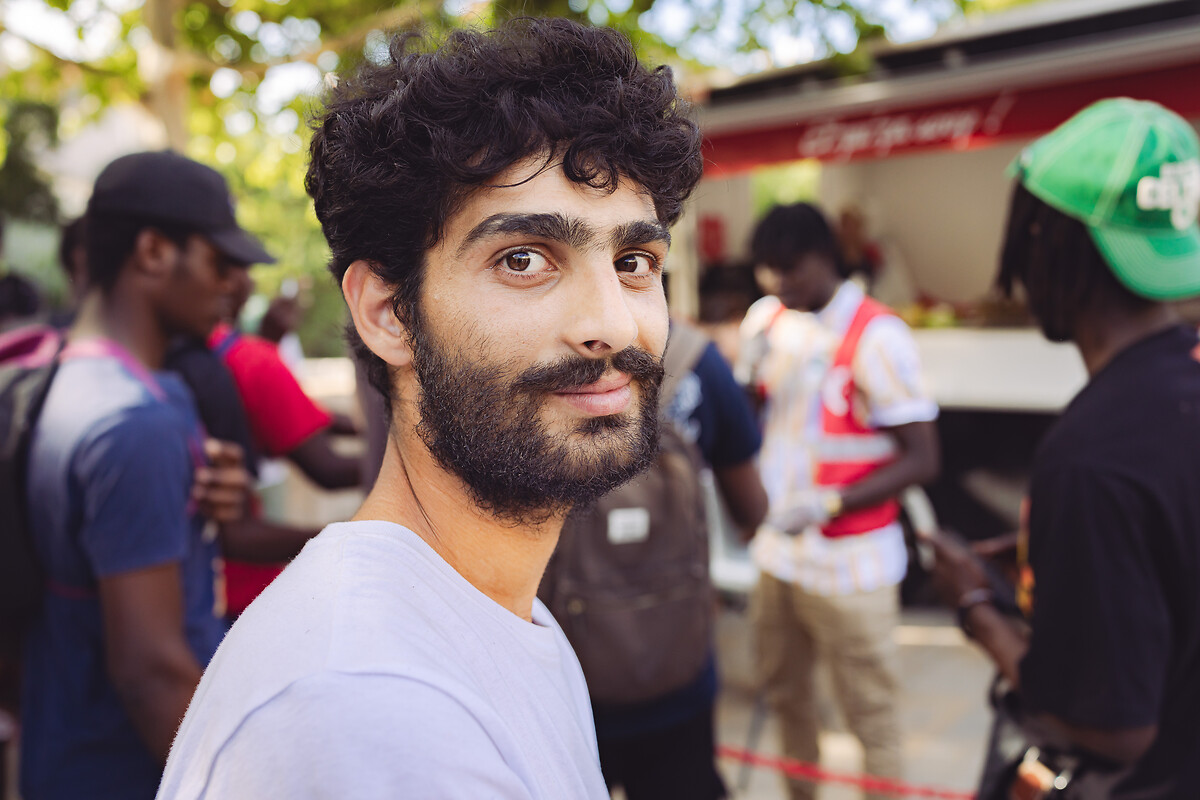 Le bénéficiaire Daniel Maksutaj vient chercher un repas. Il a imigré depuis l'Albanie et vit à la rue.