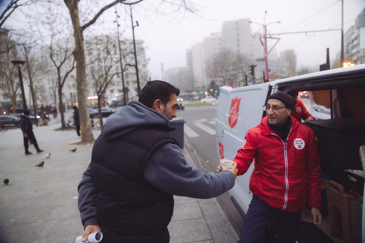 L'Armée du Salut à Paris pendant l'hiver en février 2025. Le coordinateur Kamel Haddad distribue un café à M. Oscar Dobr