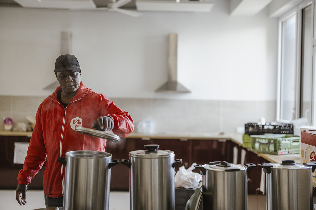 Joel Boisné, salarié de l'Armée du Salut, prépare du café et du thé dans les locaux de l'Armée du Salut à Paris, avan