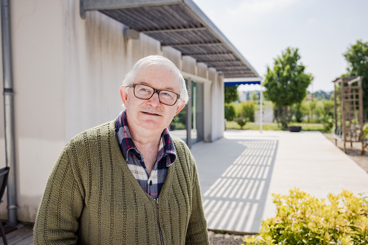MM. Jean Claude Maye (en pull vert) et Jean Marie Salamon en promenade à l'extérieur en attendant le déjeuner.