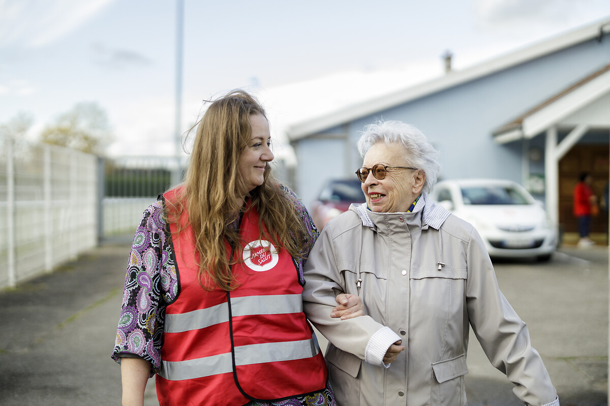 Grâce aux séances, les habitants nouent des liens, entre eux et avec l''armée du salut. Main dans la main, est un projet i