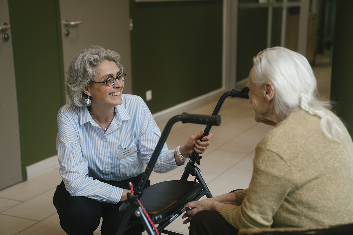 Rozenn Olivry, (Directrice) et Mme Maurice, discutent dans la salle d'animation