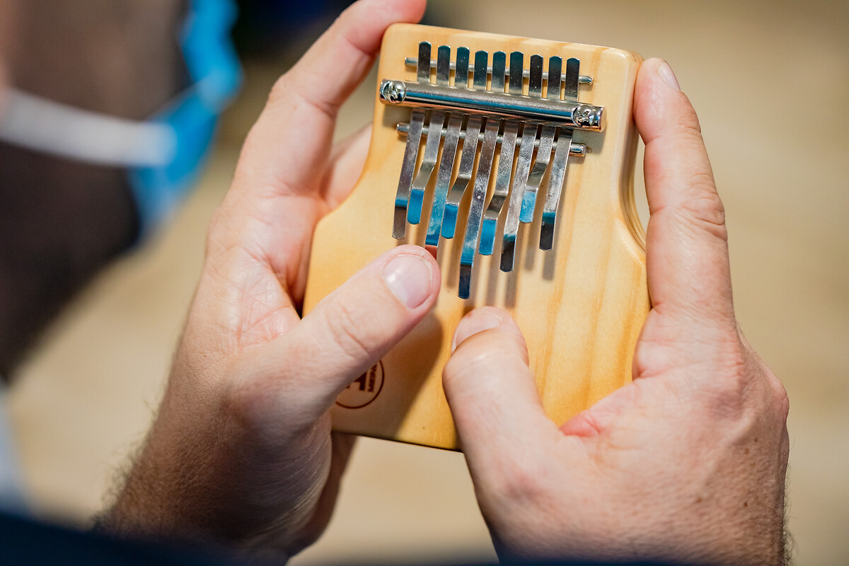 L'adjoint du Major NGimbi, M. Pierre Jean Soler, joue de la musique avec un piano à pouces.