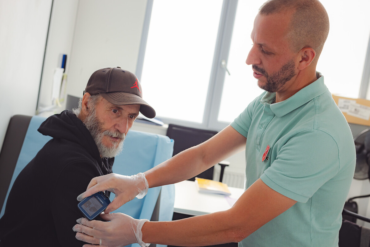 L'infirmier Slimane administre son traitement pour le diabète au résident Ali TIMZI