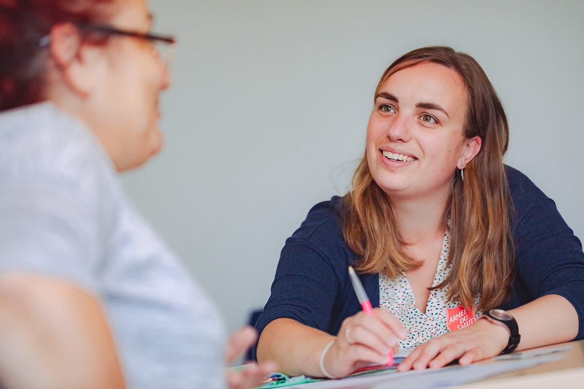 L'éducatrice Justine WELLAERT aide le couple à s'abonner à une offre de transport.
