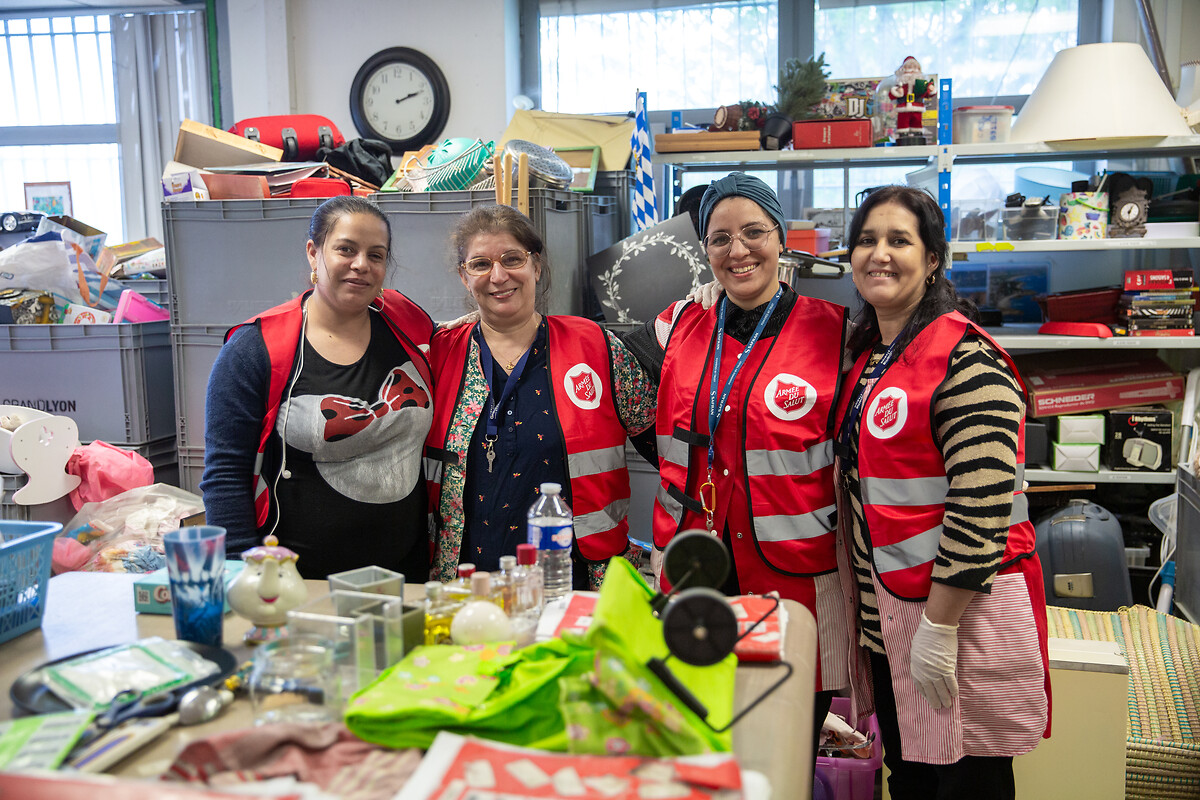 Elopotar Vetuta -Travail insertion bibelots -magasin, Messaudine Hayat -Travail insertion bibelots -magasin, Mihoubi Keltoum