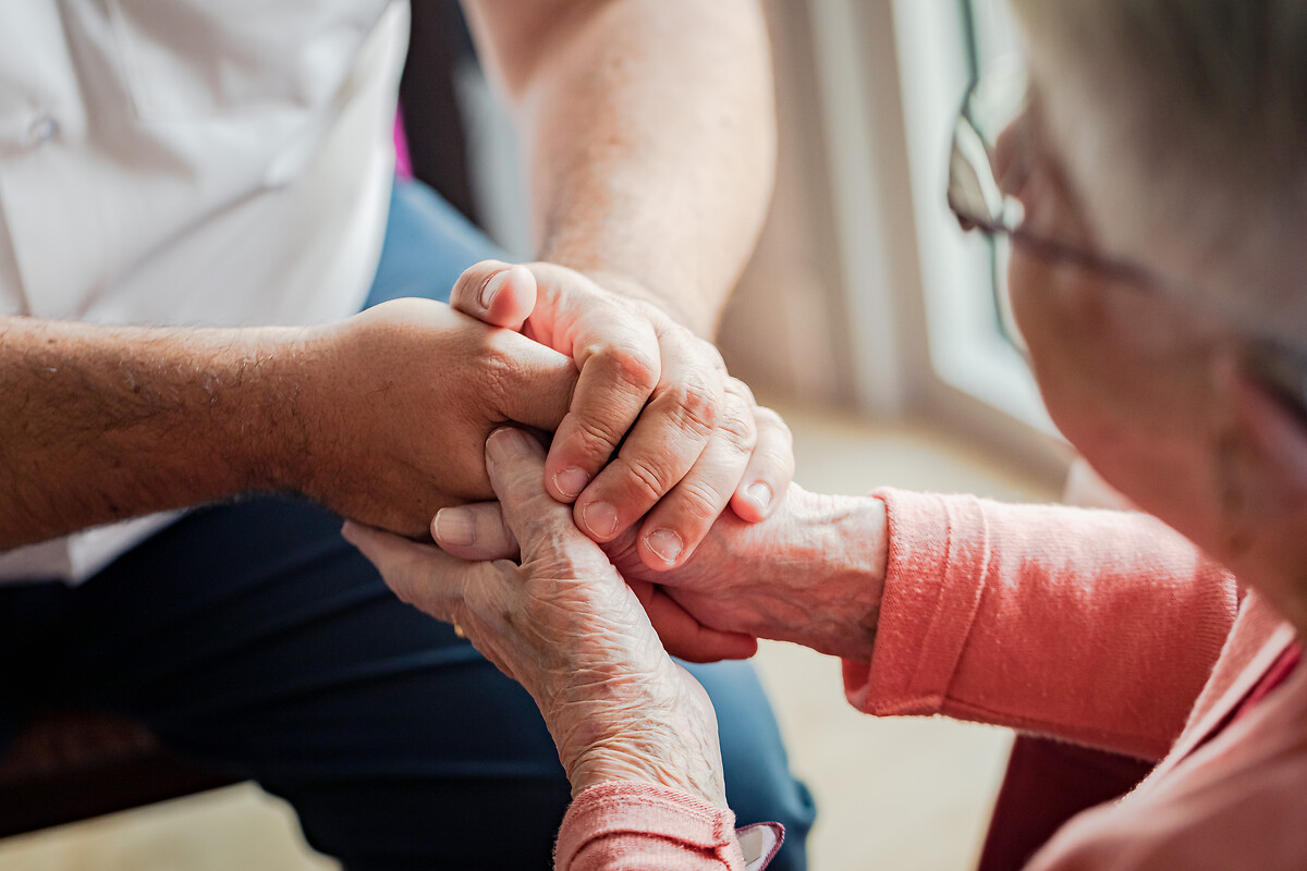 Pierre Jean Soler rend visite à Mme Louisette Maye dans sa chambre pour un moment de réflexion et de spiritualité.