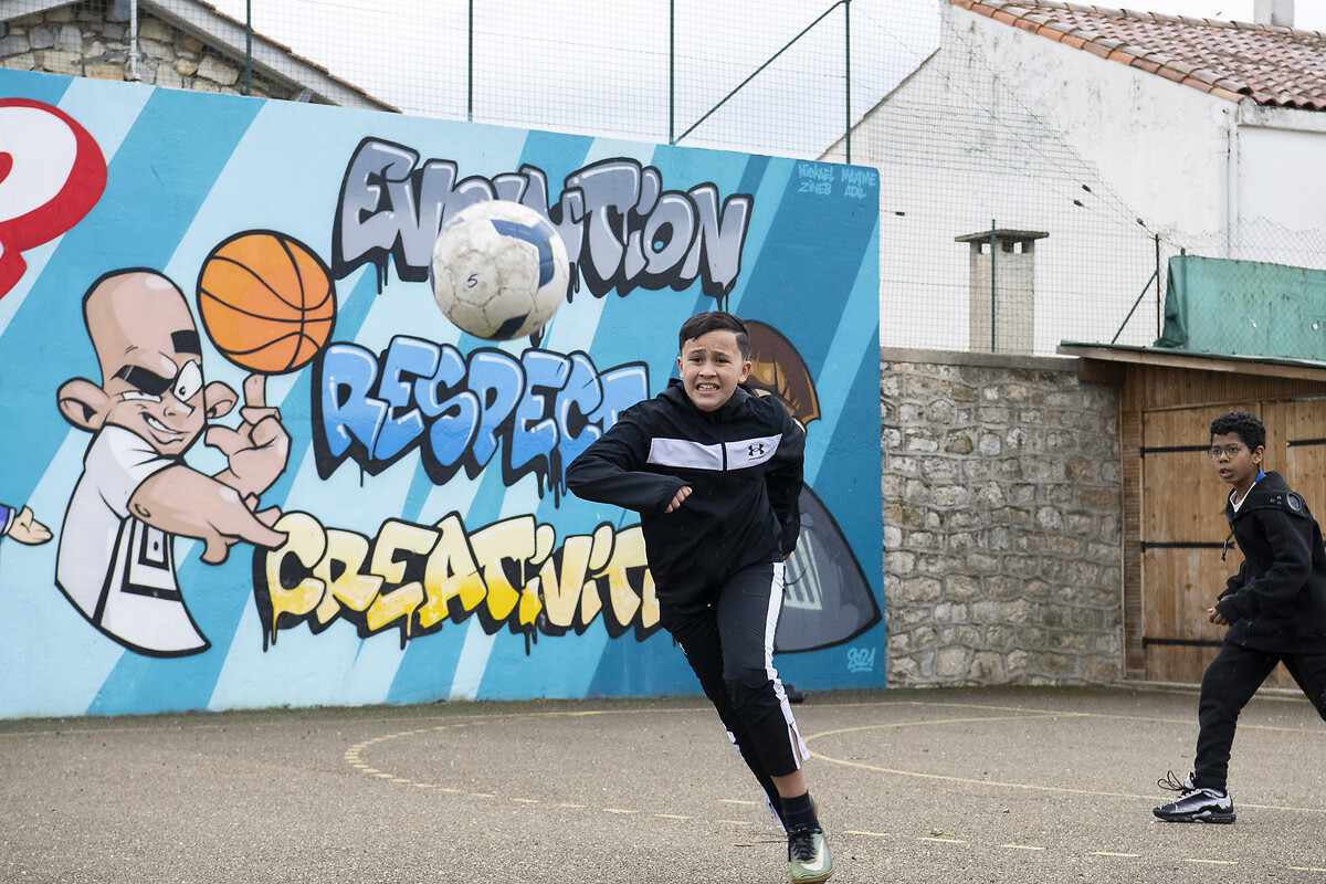 Match de foot, lors de la médiation sport. Ilyès Harouat (survetement noir)et Mourad Azzeddine (à droite). Nimes, 27 févr
