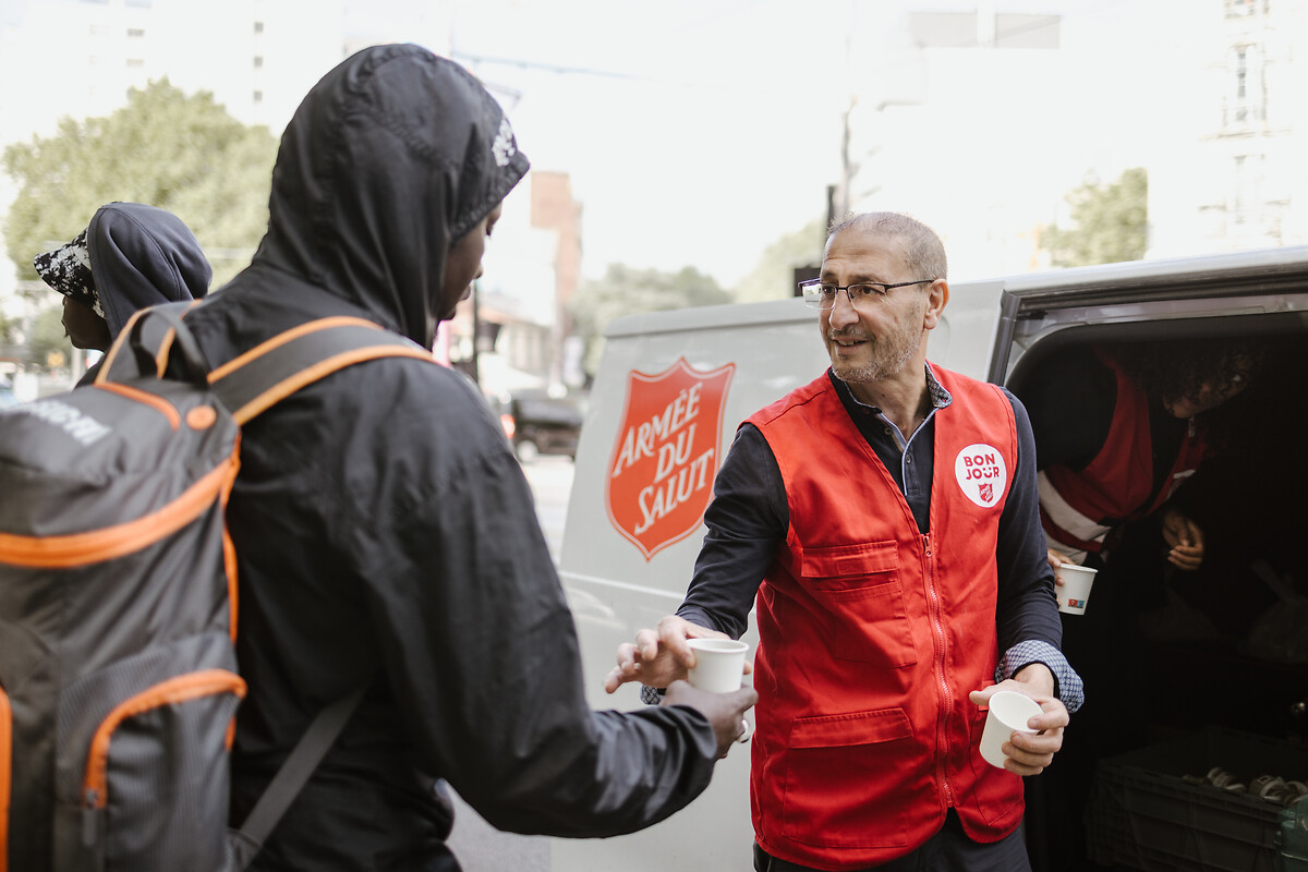 Kamel Haddad, salarié à l'Armée du Salut, donne un café à un homme, lors d'une maraude dans les rues Paris, lundi 01 juillet 2024.