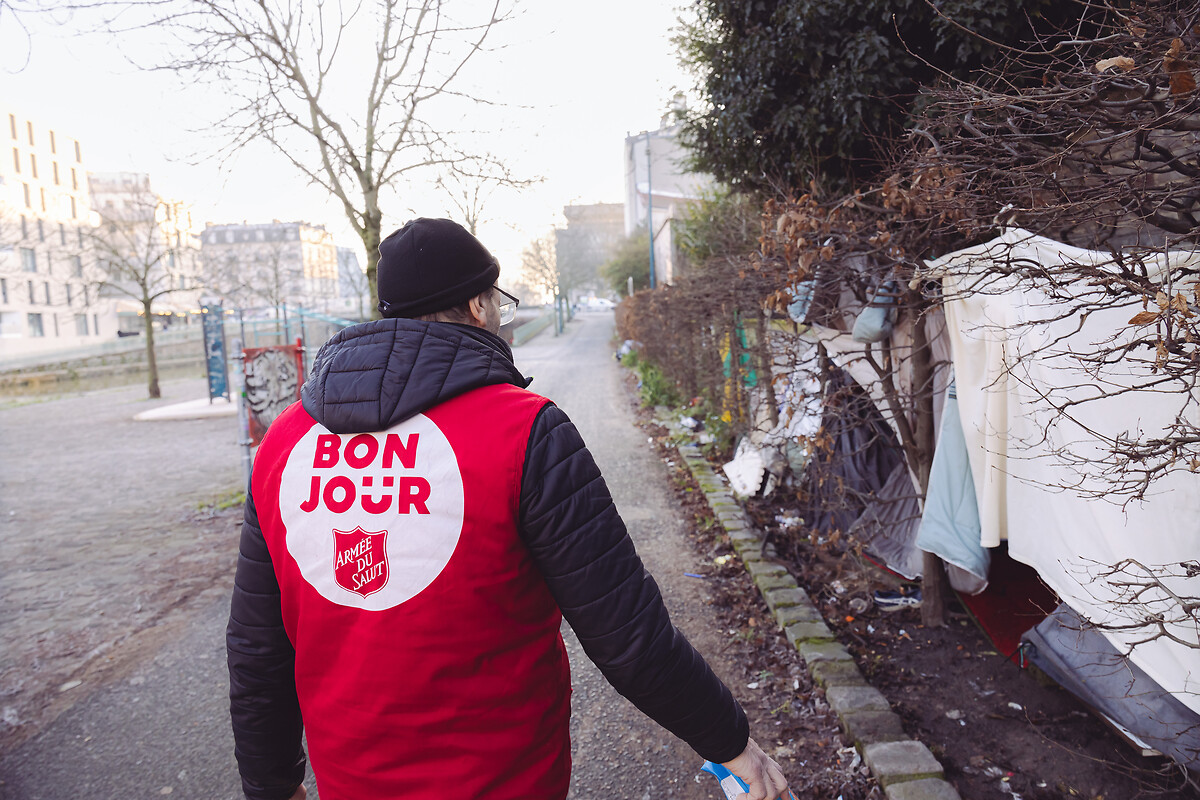 La Maraude de l'Armée du Salut à Paris pendant l'hiver en février 2025. Le coordinateur Kamel Haddad va à la rencontre de