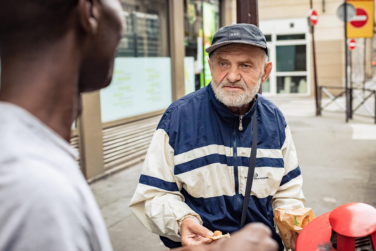 M. Decimir Jibtic bénéficie de la maraude chaque matin devant son modeste campement urbain.