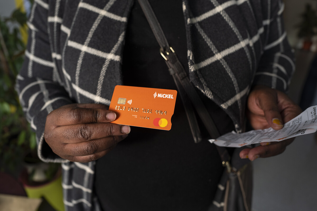 Gangoussou Flore. avec la carte Nikel à la Maison de Quartier Hoche.