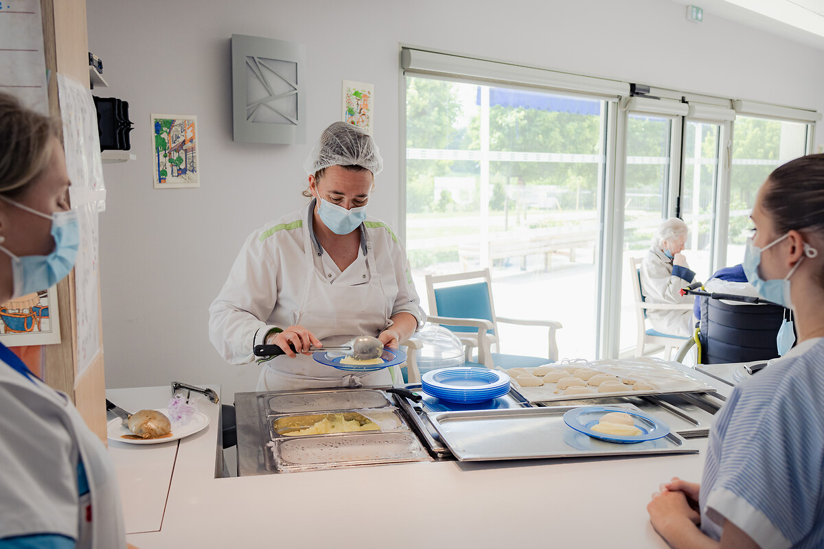 La cuisinière Mme Nathalie Baloge prépare et sert les repas aux résidents.