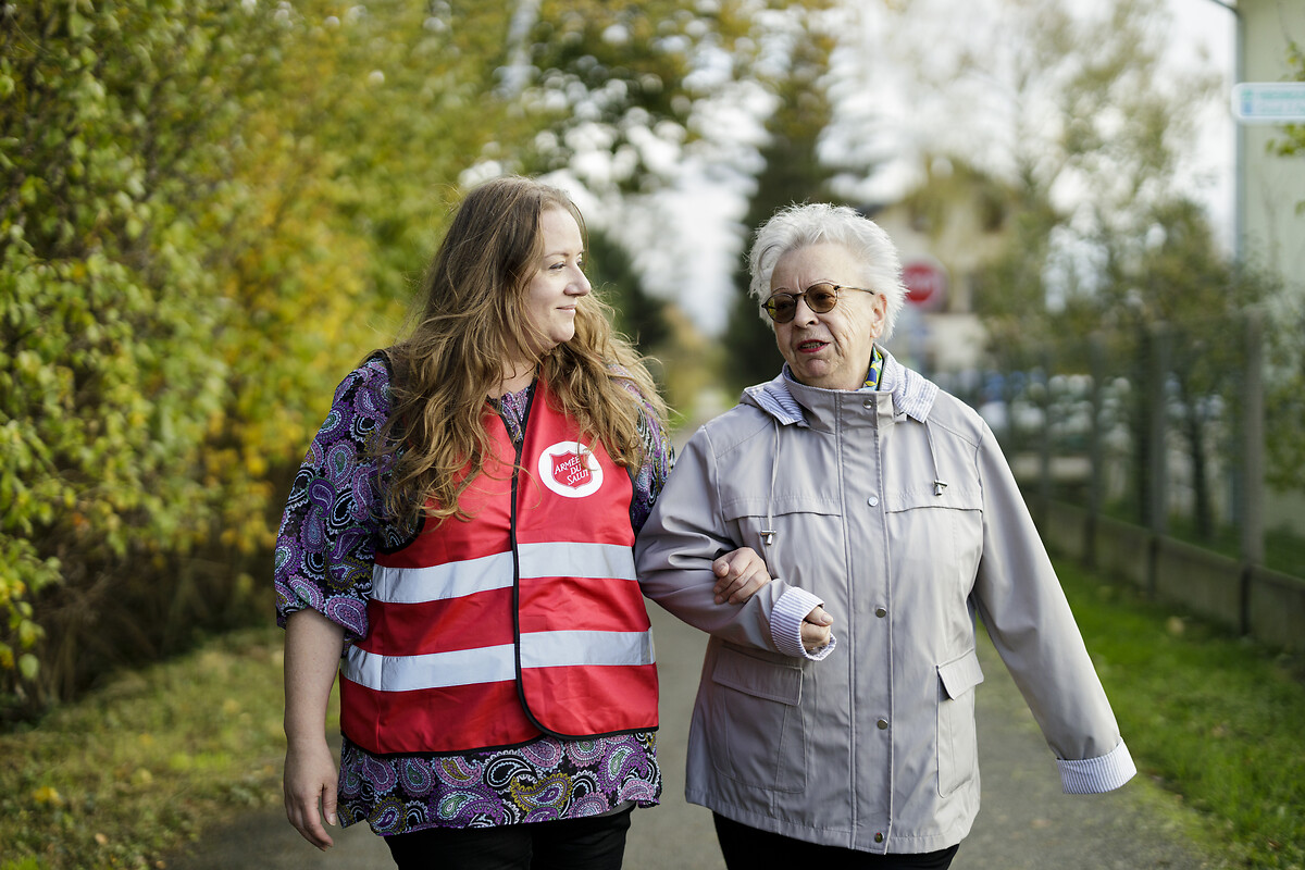 Scène de vie avec Barbara Roubeaud (en extérieur) après le cours de sport avec Jeannette Borneque Main dans la main, est un projet innovant pour renforcer le bien-être physique et le lien social des plus âgés en milieu rural : projet financé par la nuit de la philanthropie, pour l'Ehpad Résidence Heimelig à Seppois et Waldighoffen