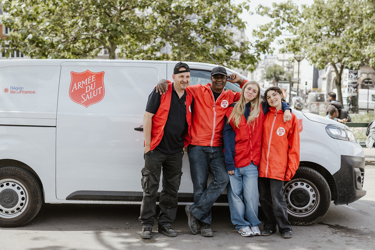 Dimitri Boclaci, et Joël Boisné, tous deux salariés à l'Armée du salut, posent avec Gwladys Surier et Anna Bensoussan, lors d'une maraude dans les rues Paris, vendredi 28 juin 2024.
