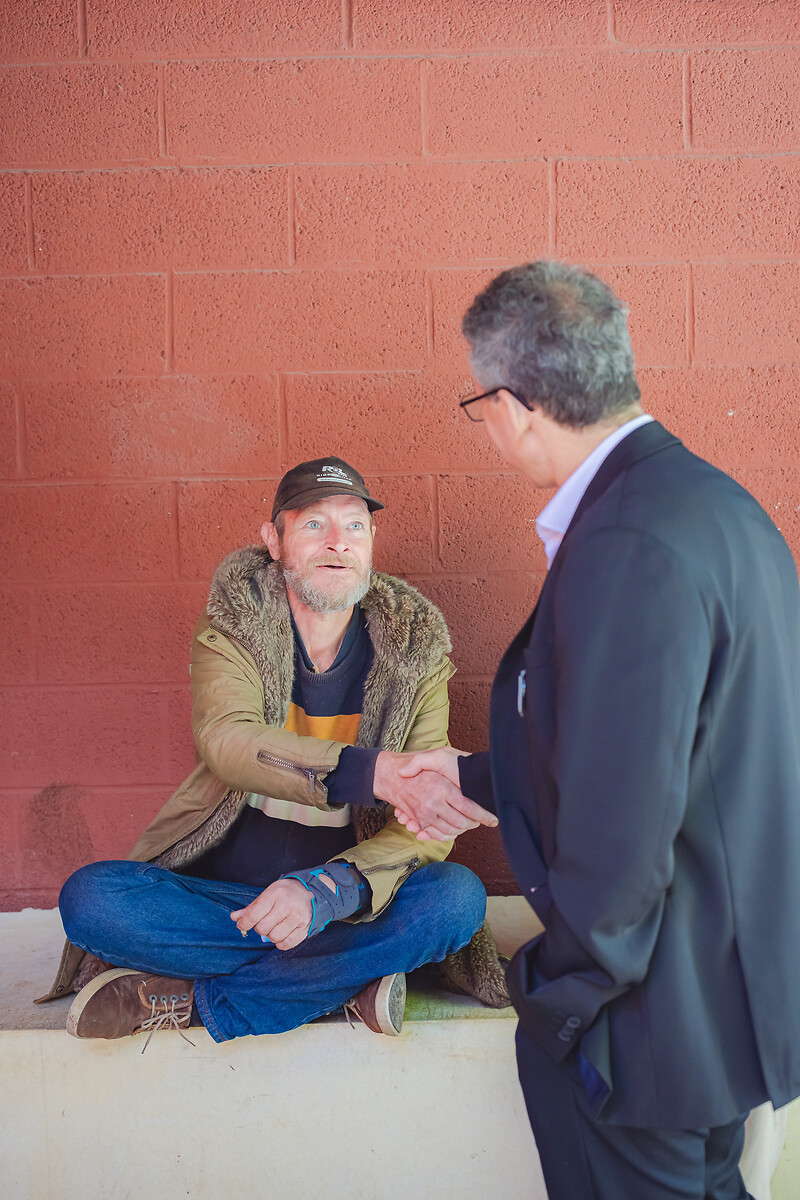 Nouvel arrivant Frédéric THELIER fait connaissance avec le directeur Salah BOUSNANE.