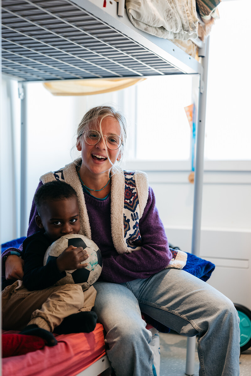Kevin (Service CHU) et Fabiola (éducatrice jeune enfant) - un moment de jeu et de partage dans la chambre de Kevin