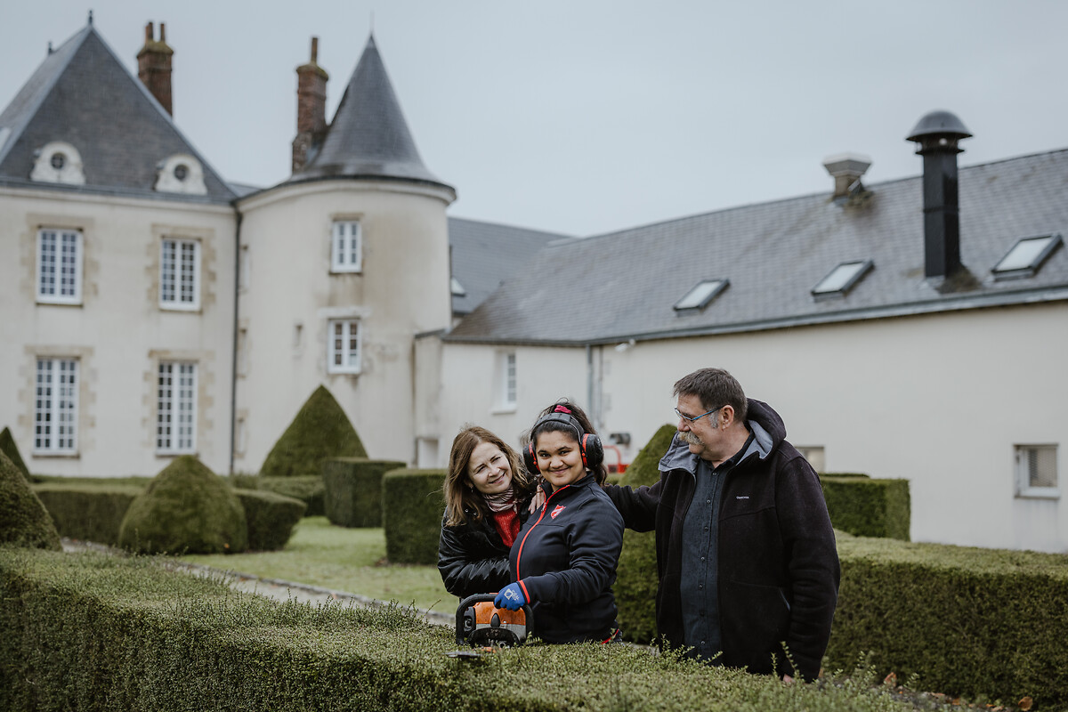 Roumania Jaunet pose pour un portrait entourée de ses parents, Camille et Bruno Jaunet, dans le domaine du château d'Auvilliers où Roumiana travaille à l'Esat, lundi 25 novembre 2024.