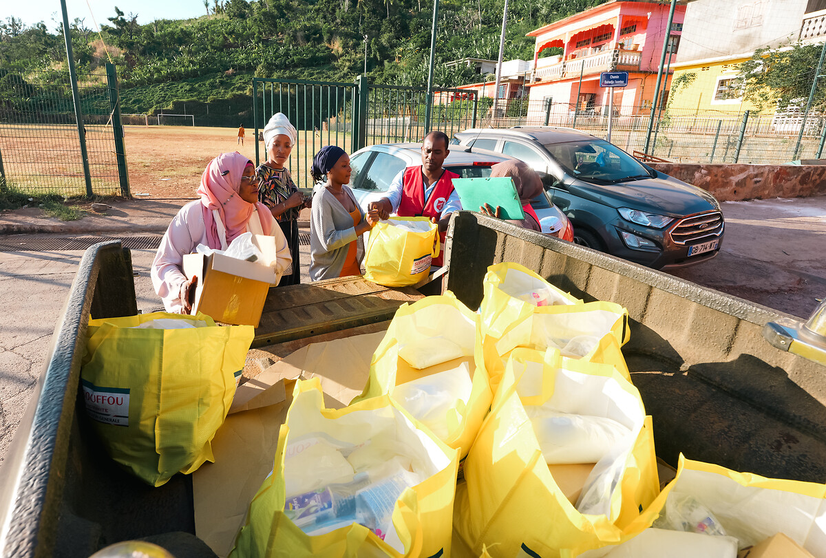 Déchargement de sacs alimentaires pour livraison