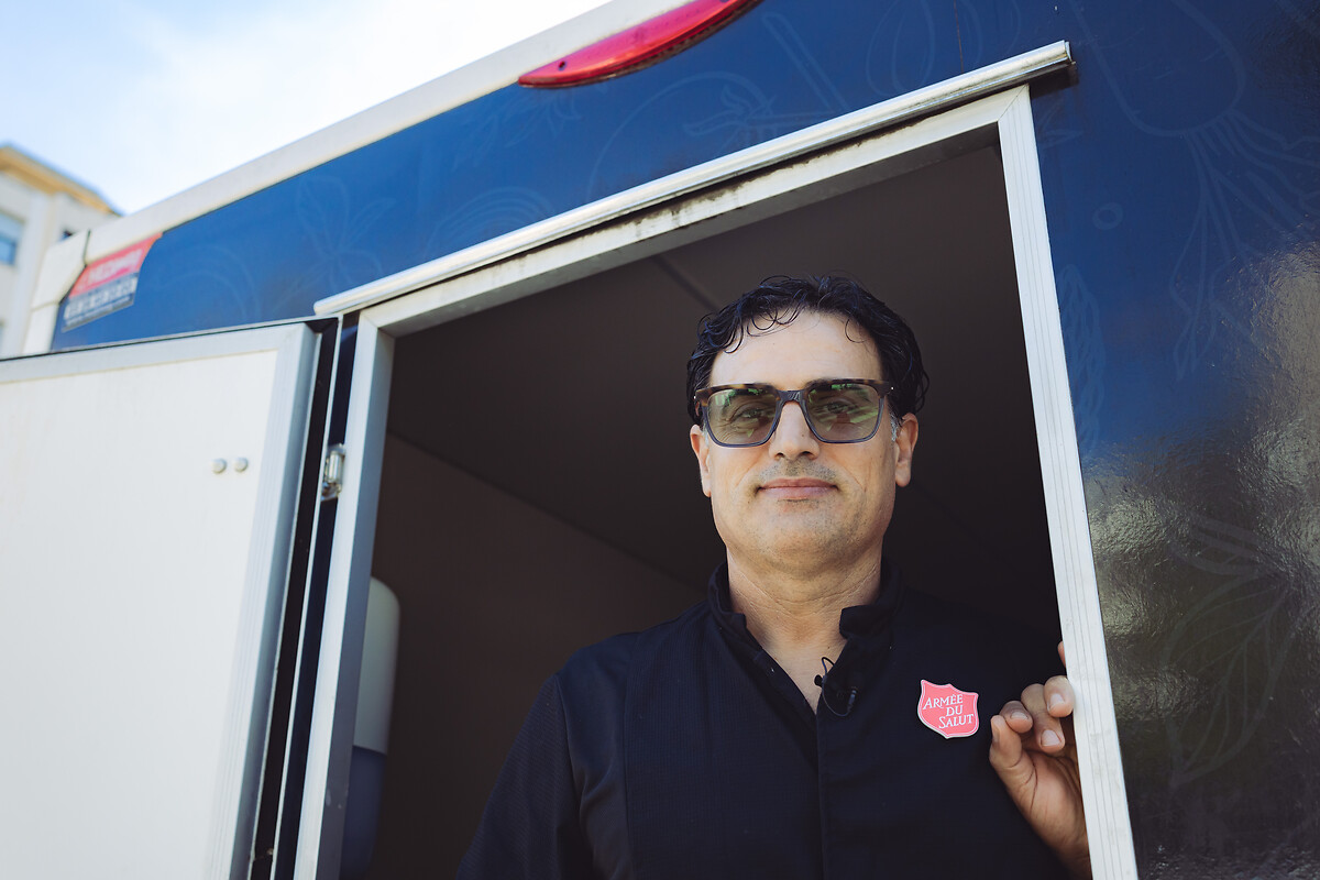 Le chef Ossama Diyab, charge le Foodtruck et se rend Place Djebraïl Bahadourian pour la distribution.